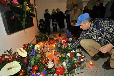 U pamtn desky na prask Nrodn td si 17. listopadu lid pipomnali Den boje za svobodu a demokracii.